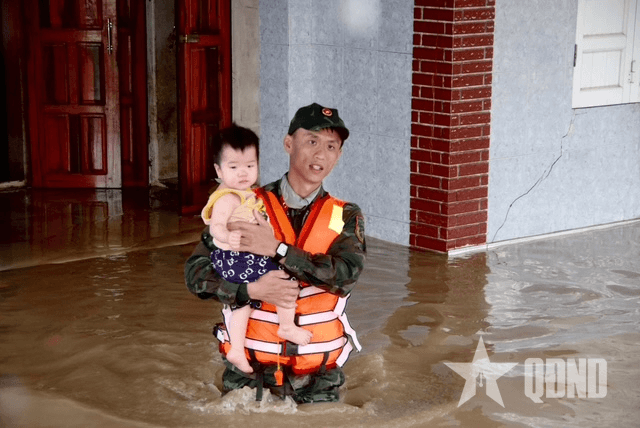 Bộ đội tỉnh Đắk Lắk chung tay hồi sinh Hòa Thịnh sau lũ dữ