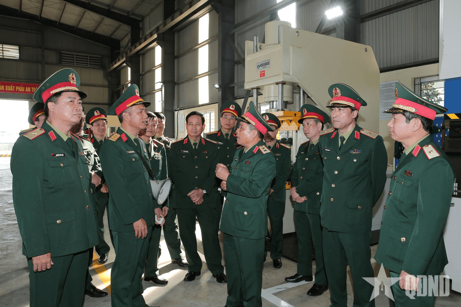 Tham quan các phương tiện đóng mới theo Đề án Đổi mới phương tiện vận tải thủy quân sự