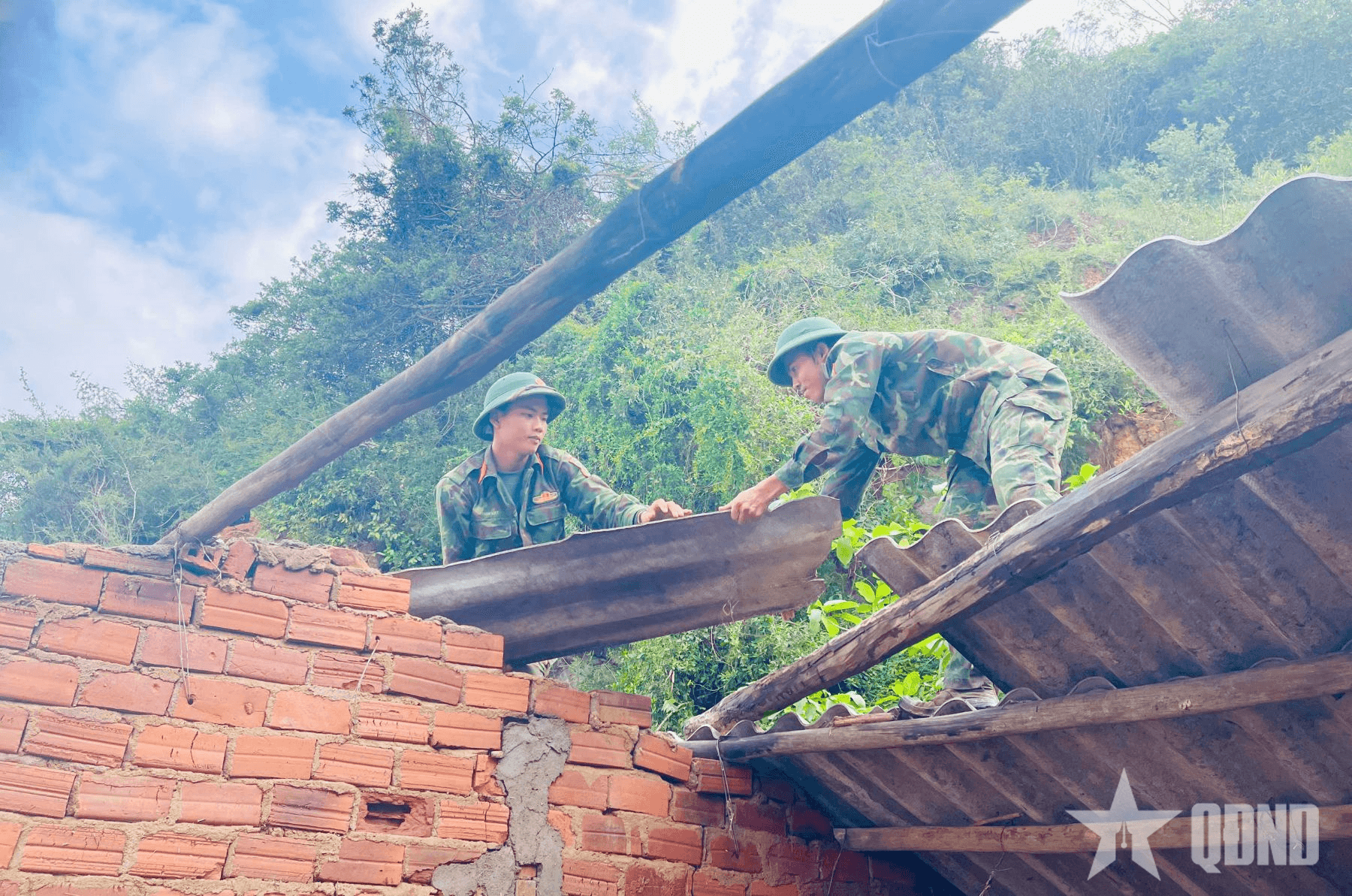 “Chú bộ đội, chúng cháu yêu chú lắm...”