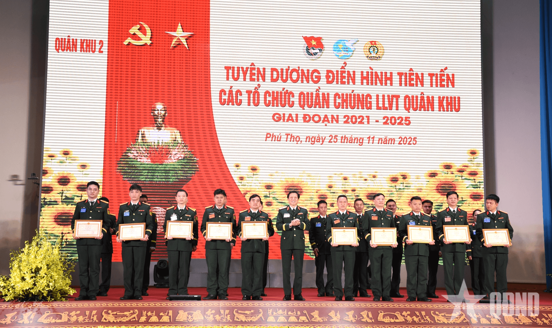 Tuyên dương điển hình tiên tiến các tổ chức quần chúng Lực lượng vũ trang Quân khu 2