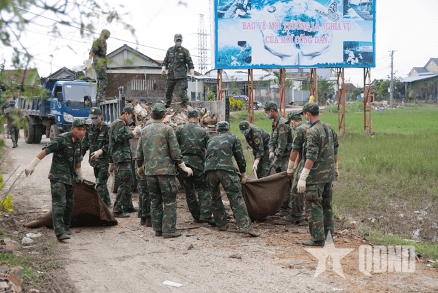 Bộ CHQS tỉnh Đắk Lắk động viên lực lượng hỗ trợ xã Hòa Thịnh khắc phục hậu quả lũ lụt