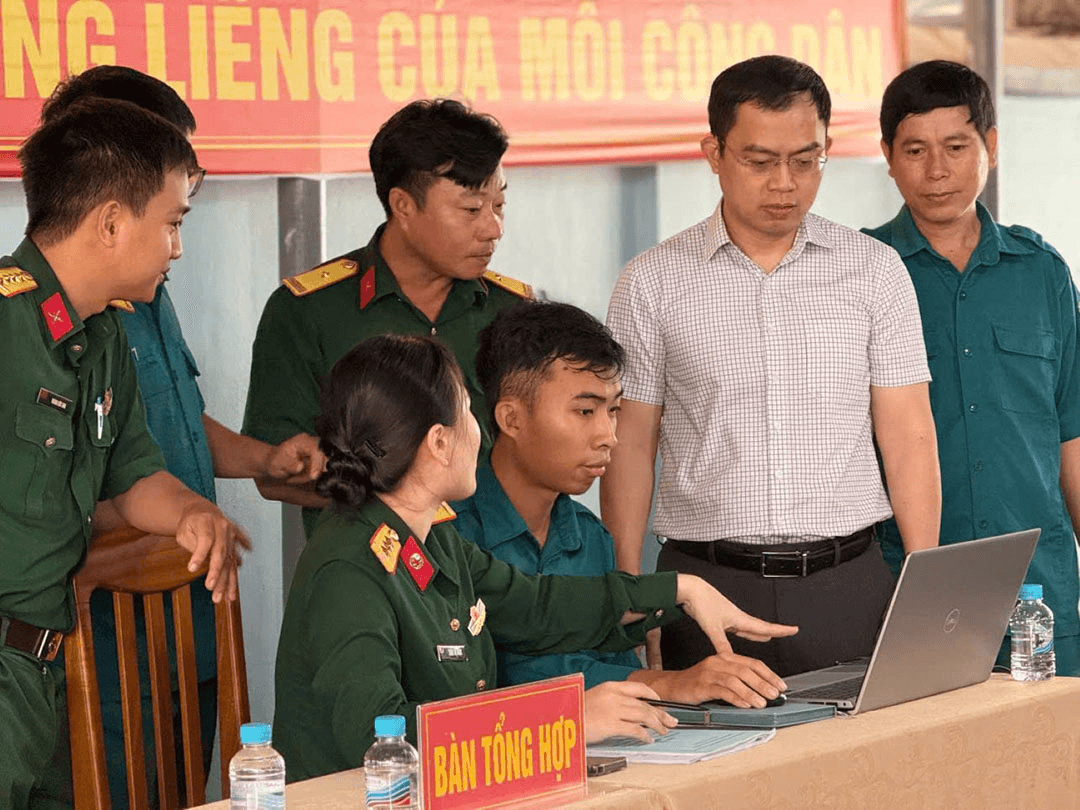Thanh niên tỉnh Đồng Nai hăng hái viết đơn tình nguyện nhập ngũ
