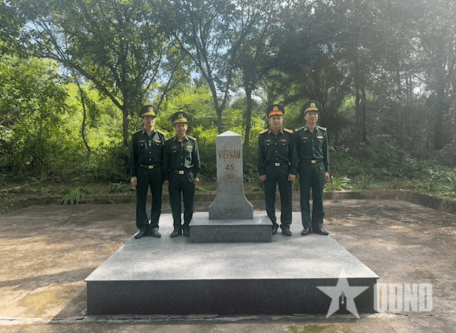 Bộ CHQS tỉnh Đắk Lắk động viên Đồn Biên phòng Sê Rê Pốk giúp dân chống lũ