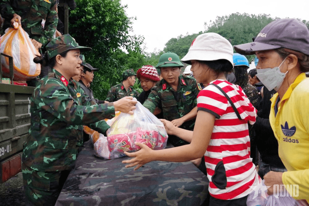 Tình người nơi cơn lũ đi qua