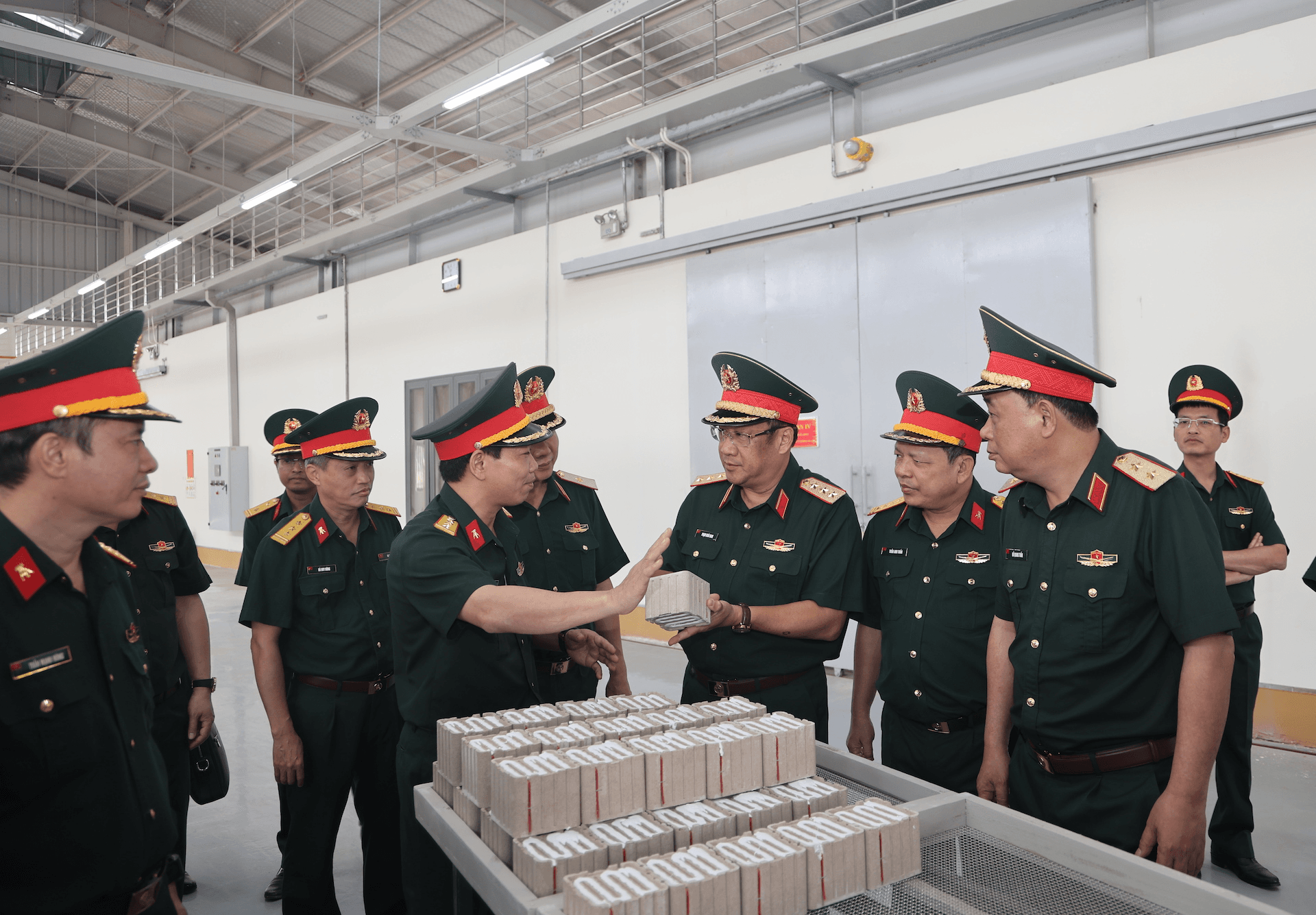Thượng tướng Phạm Hoài Nam kiểm tra dây chuyền sản xuất pháo hoa của Nhà máy Z121 tại miền Nam