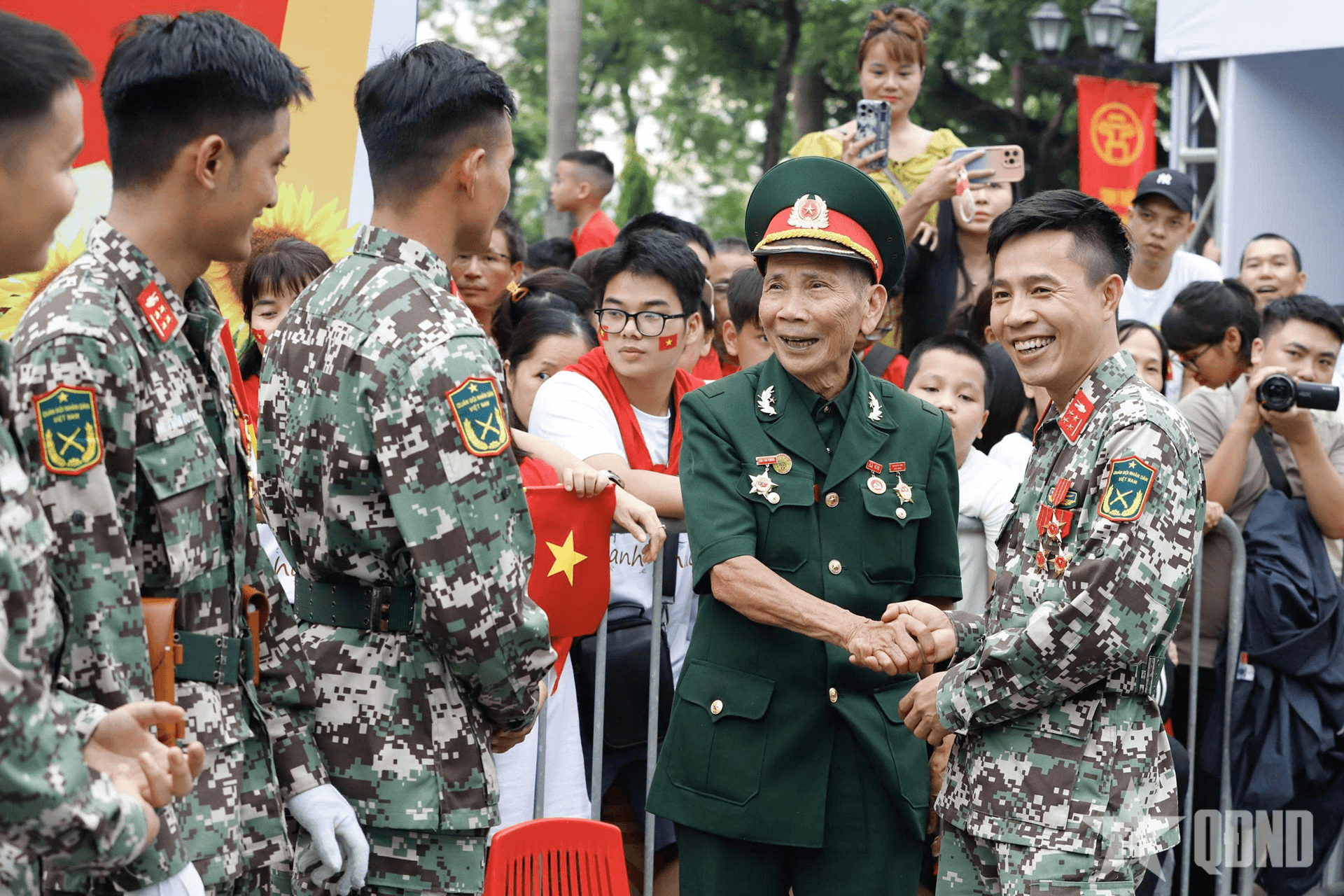 Cuộc hội ngộ xúc động của hai thế hệ người lính