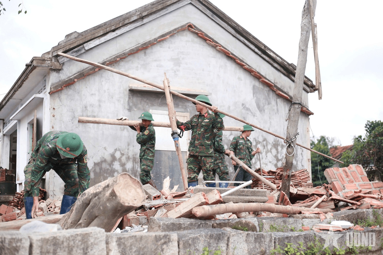 Bộ đội Trung đoàn 66 giúp dân khắc phục hậu quả thiên tai