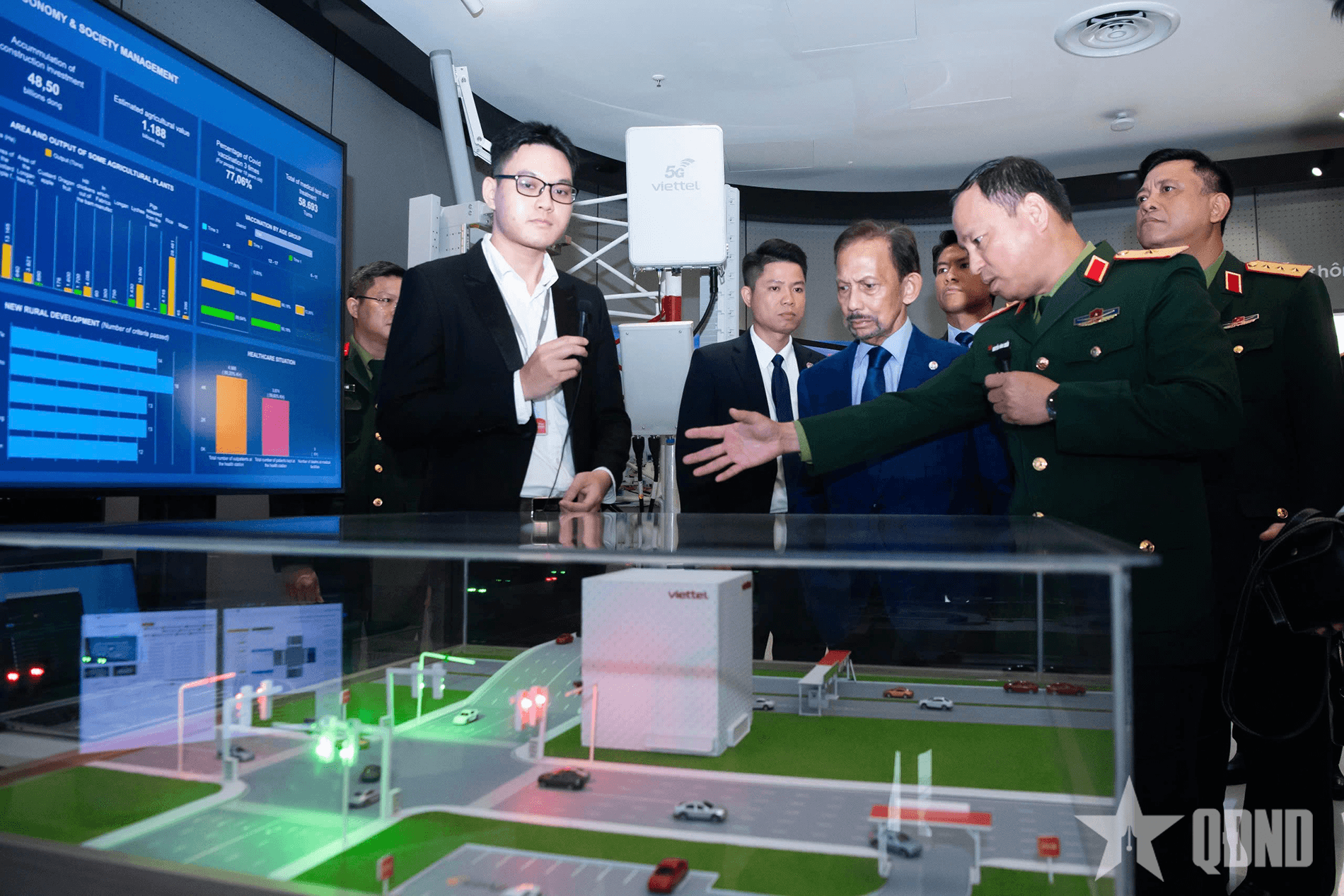 Quốc vương Brunei thăm Viettel