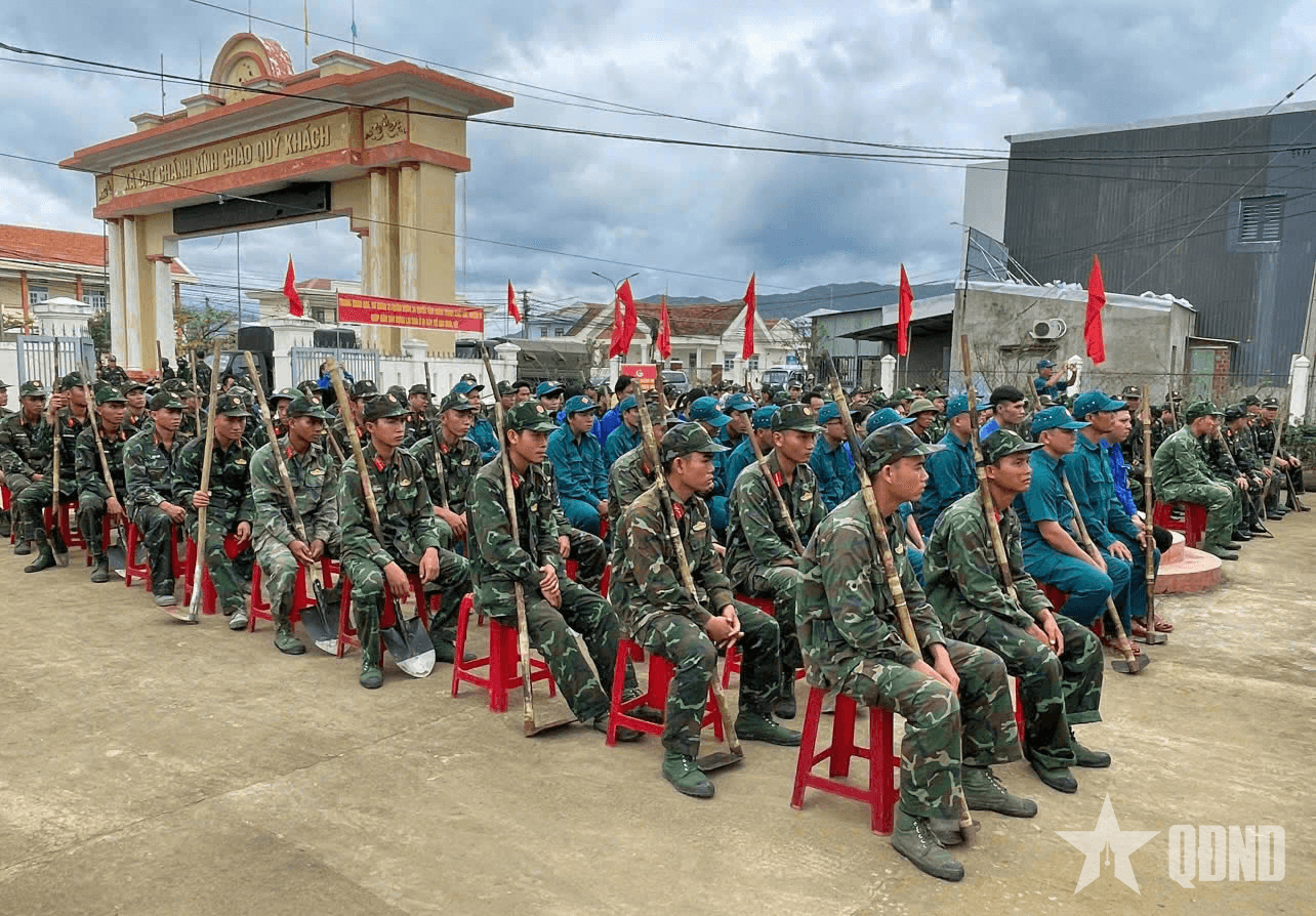 Bộ CHQS tỉnh Gia Lai ra quân xây dựng lại nhà ở cho nhân dân bị sập, đổ sau mưa lũ
