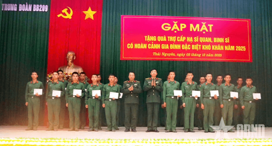 Trung đoàn 209 (Sư đoàn 312) tặng quà hạ sĩ quan, binh sĩ tại ngũ có hoàn cảnh khó khăn