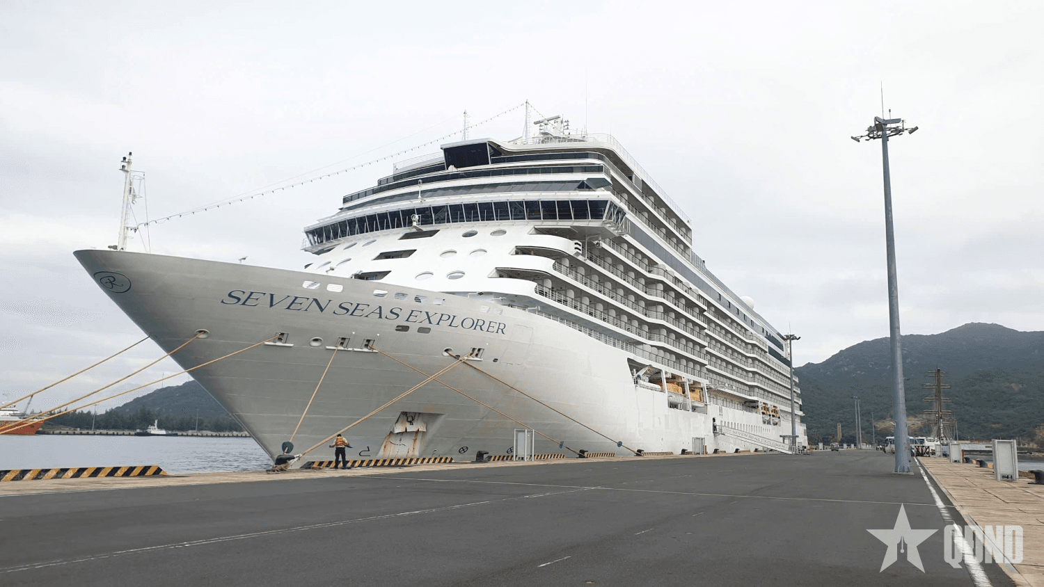 Tàu du lịch Seven Seas Explorer đưa 700 du khách đến Khánh Hòa