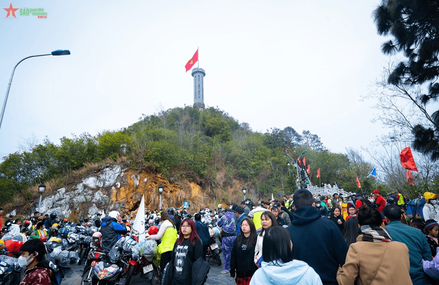 Thu vé Cột cờ Lũng Cú, nên hay không?