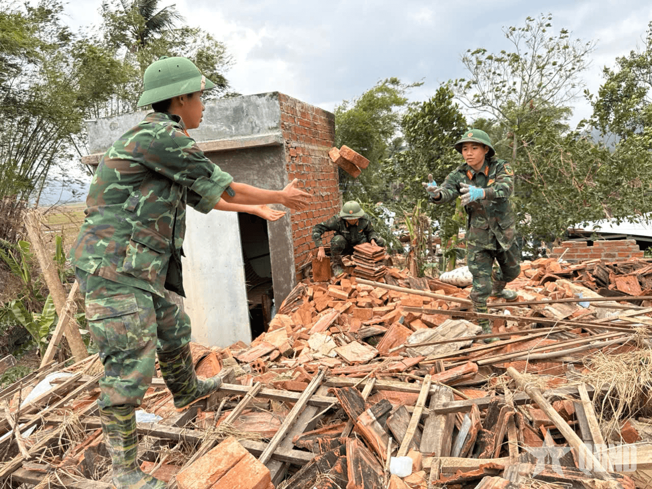 Thắm tình đồng đội nơi cơn lũ đi qua