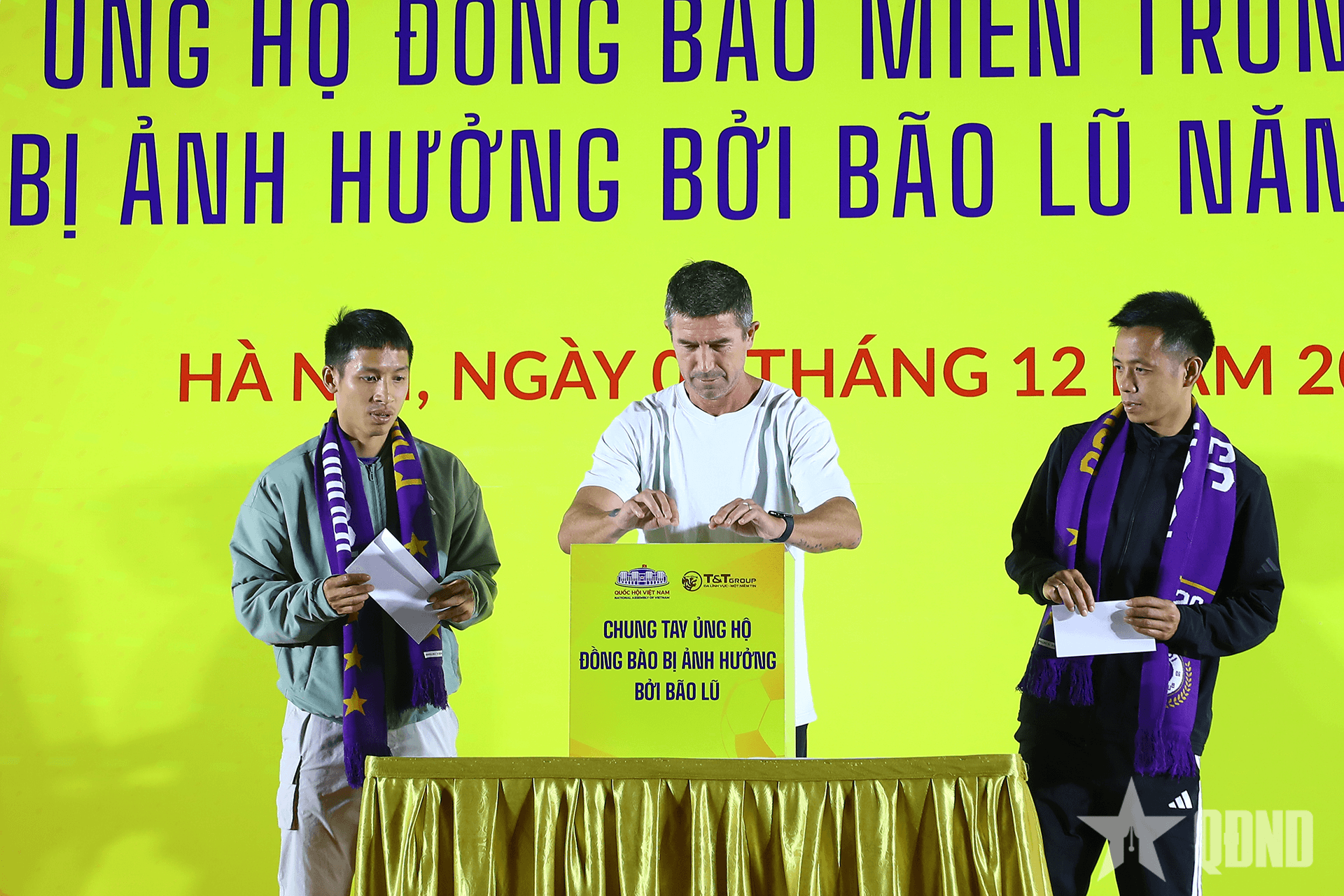 Huấn luyện viên, cầu thủ Hà Nội FC chung tay ủng hộ đồng bào ảnh hưởng do mưa lũ
