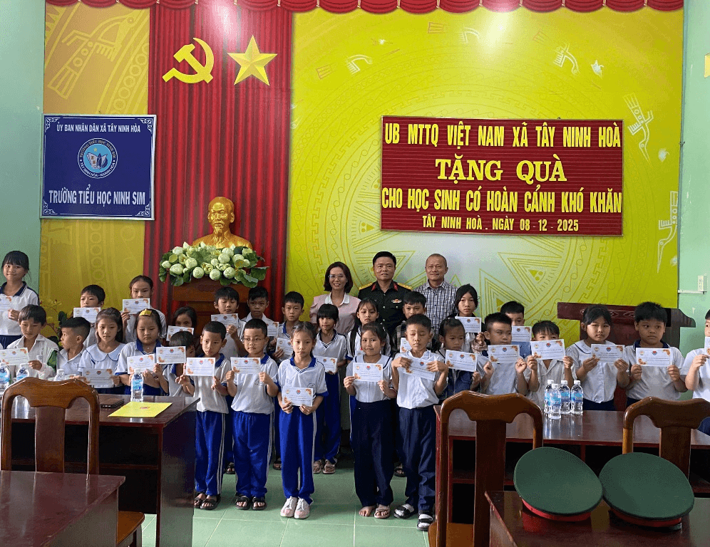 Trung tâm 95 (Cục Tác chiến điện tử) chung tay sẻ chia cùng nhân dân xã Tây Ninh Hòa, tỉnh Khánh Hòa sau bão lũ