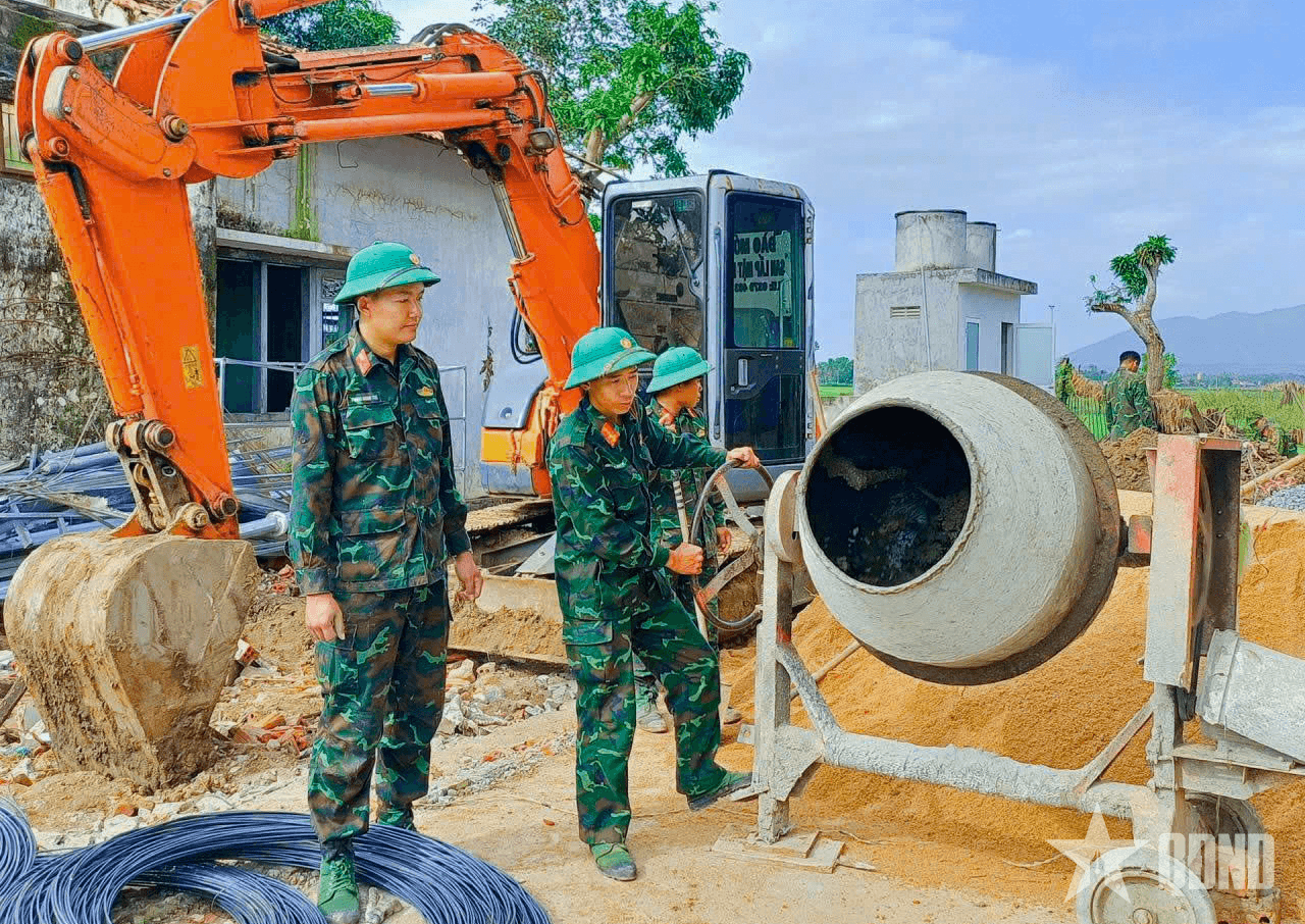 Trung đoàn Pháo binh 4 (Sư đoàn 10, Quân đoàn 34) giúp nhân dân xây dựng lại 4 căn nhà