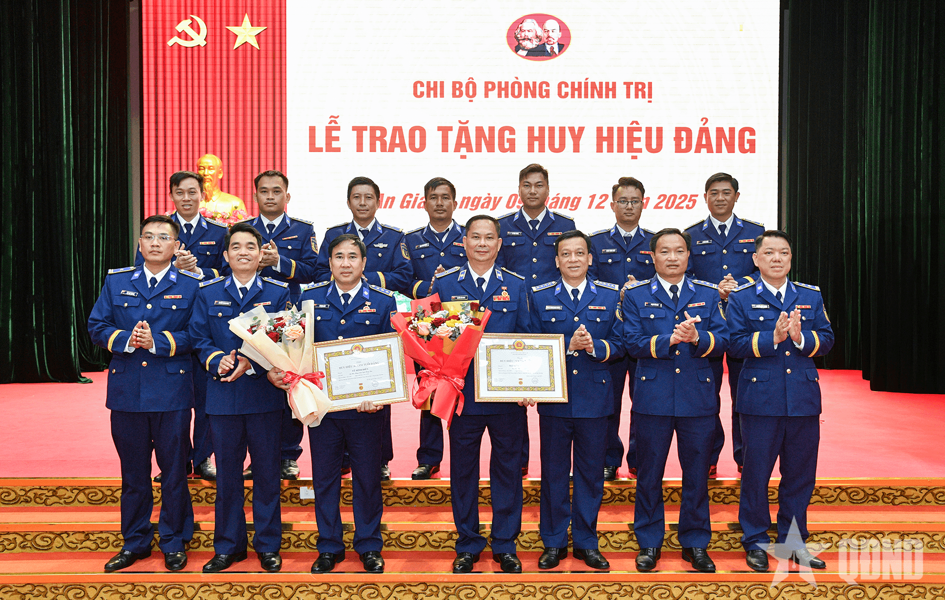 Đảng bộ Vùng Cảnh sát biển 4 trao Huy hiệu 40 năm tuổi Đảng