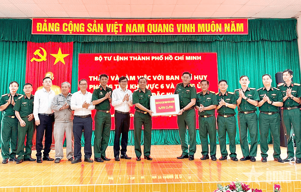 Bộ tư lệnh TP Hồ Chí Minh thăm, làm việc tại đặc khu Côn Đảo