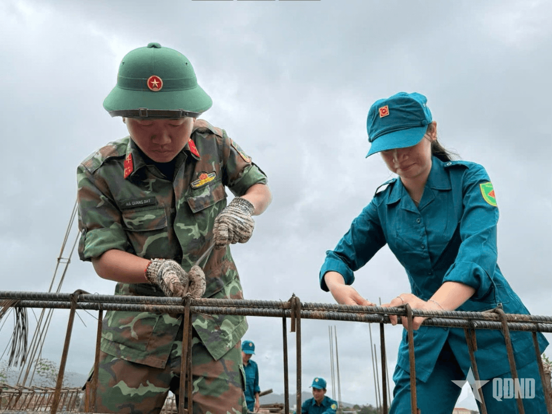 Chiến sĩ “sao vuông” xây nhà giúp dân vùng lũ