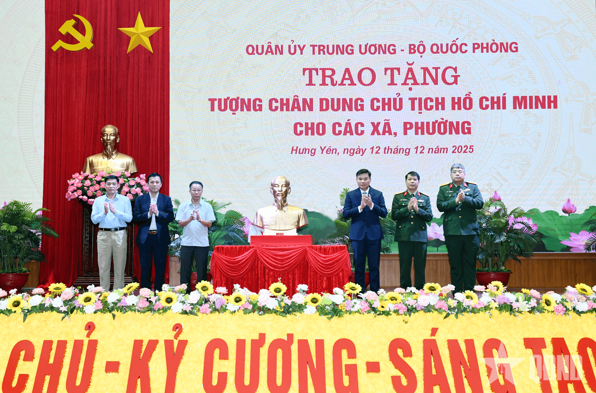 Tỉnh Hưng Yên trao tượng chân dung Chủ tịch Hồ Chí Minh tặng các xã, phường trên địa bàn tỉnh