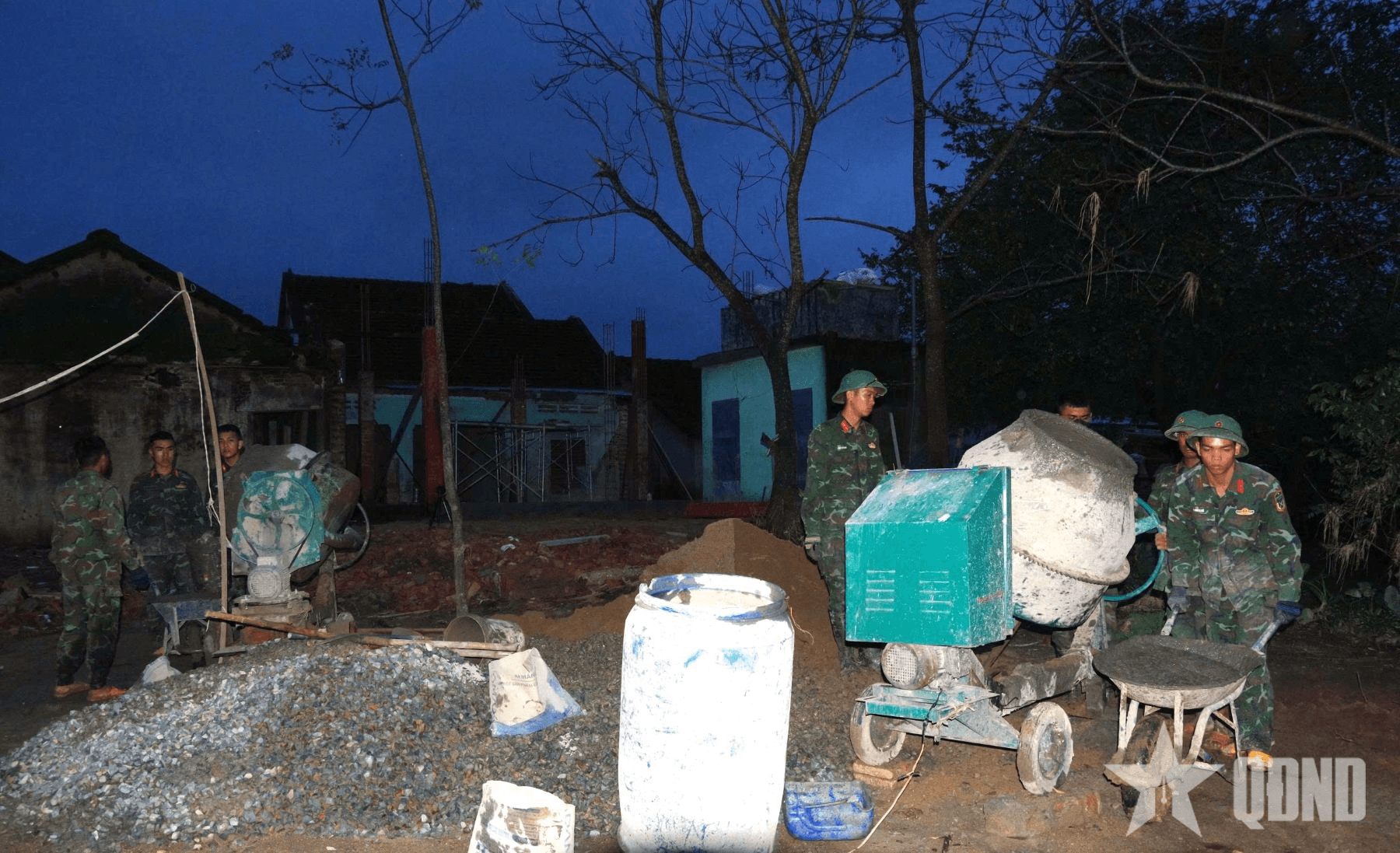 Dốc sức xây nhà cho nhân dân vùng lũ