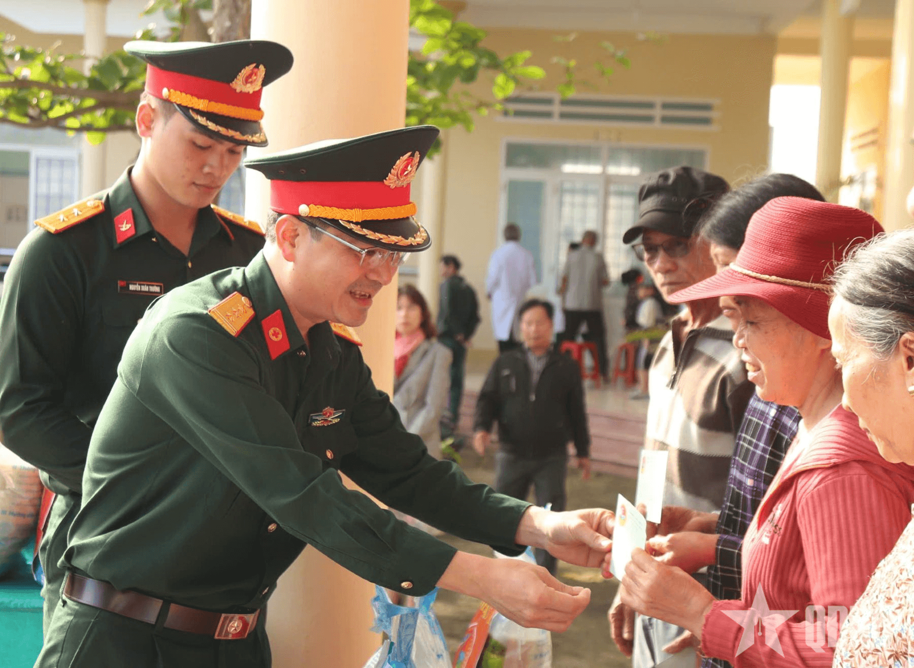 Binh đoàn 15 chăm sóc sức khỏe và hỗ trợ nhân dân vùng lũ