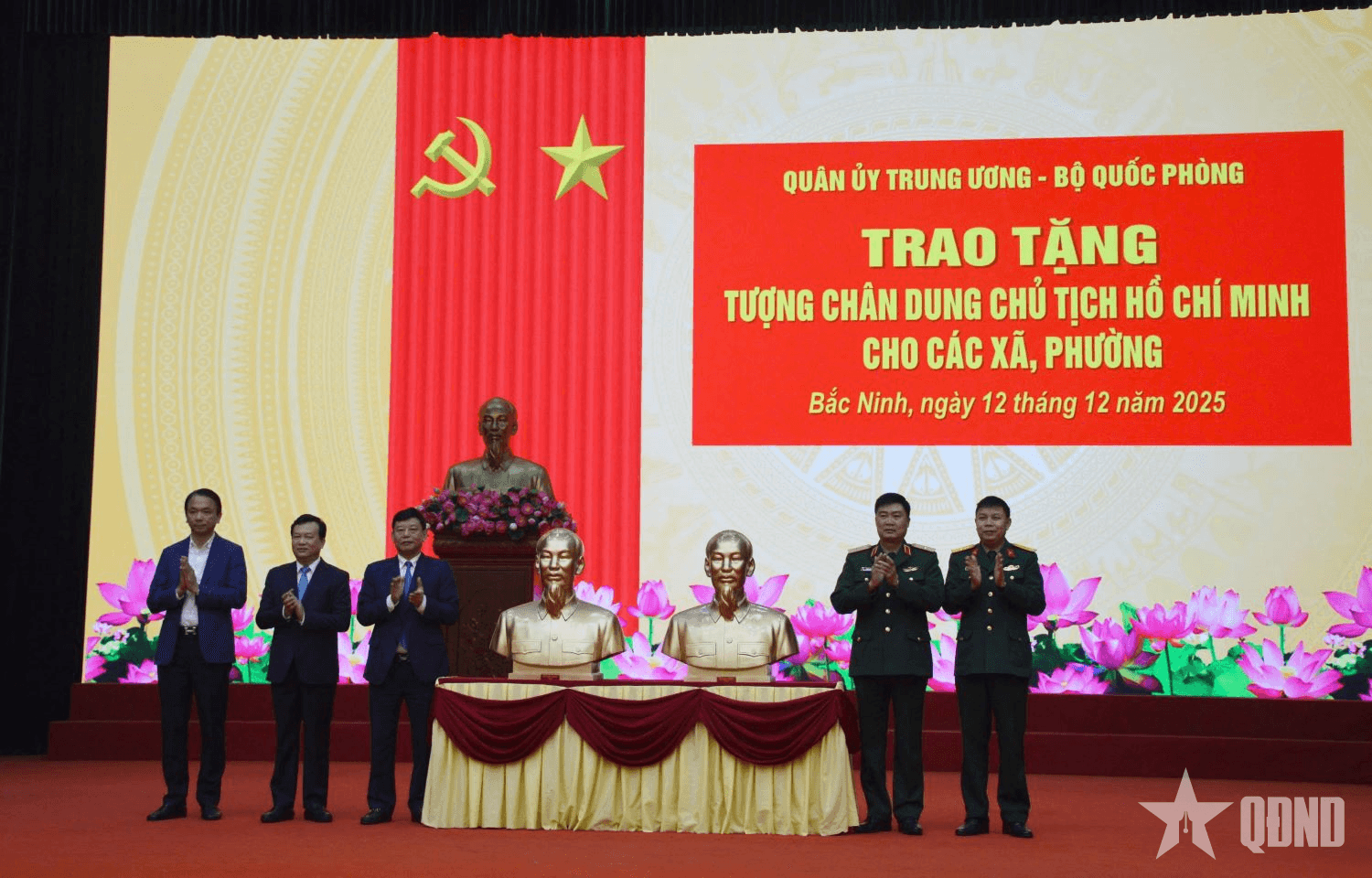 Tỉnh Bắc Ninh trao tượng chân dung Chủ tịch Hồ Chí Minh tặng các xã, phường