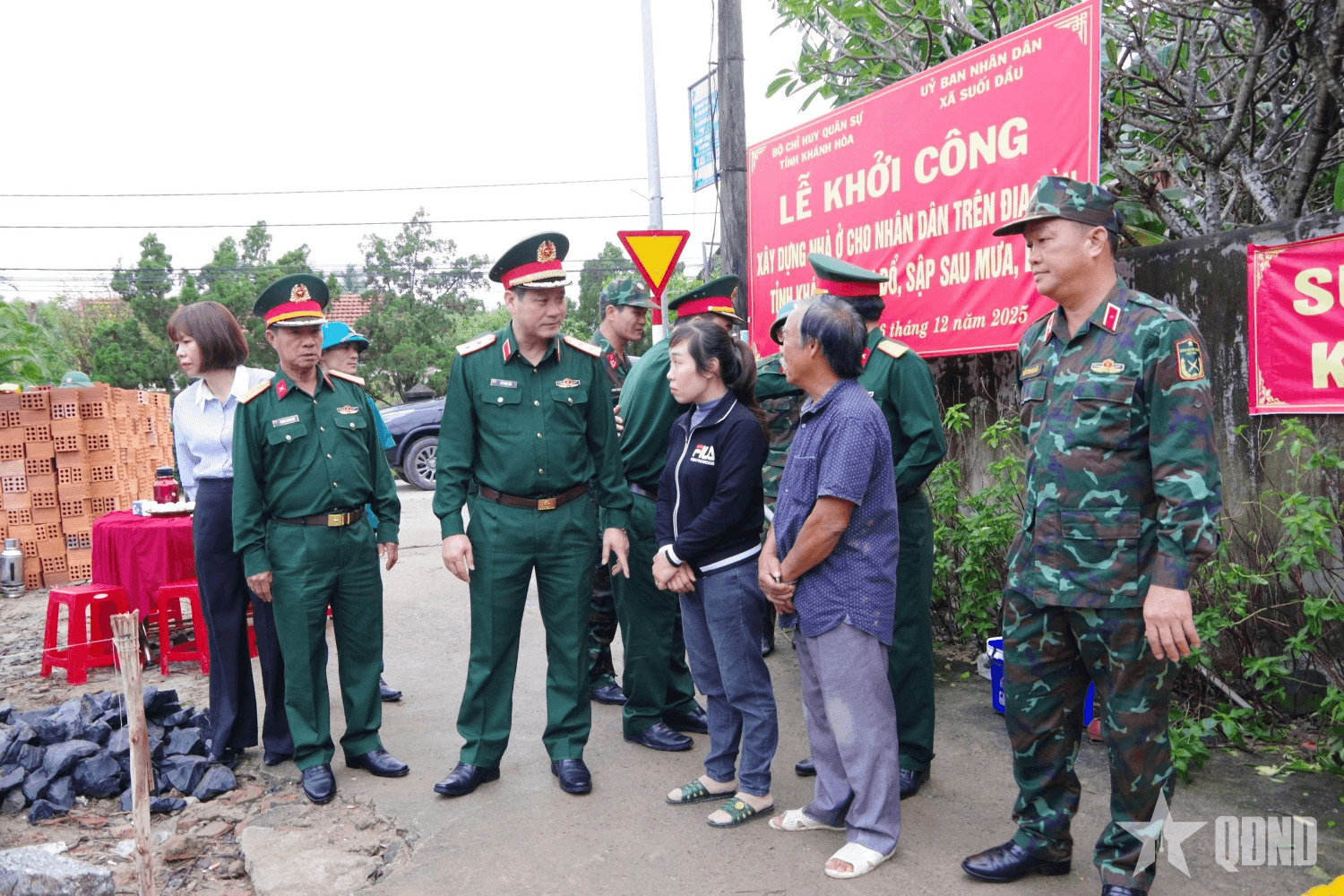 Tư lệnh Quân khu 5 thăm, động viên lực lượng xây dựng nhà cho nhân dân tại Khánh Hòa