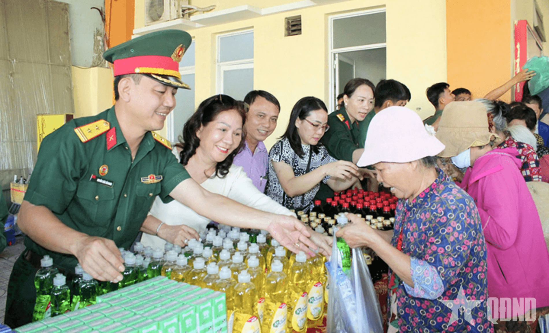 Trung đoàn Gia Định tổ chức chương trình “Gian hàng 0 đồng gắn kết tình quân dân”