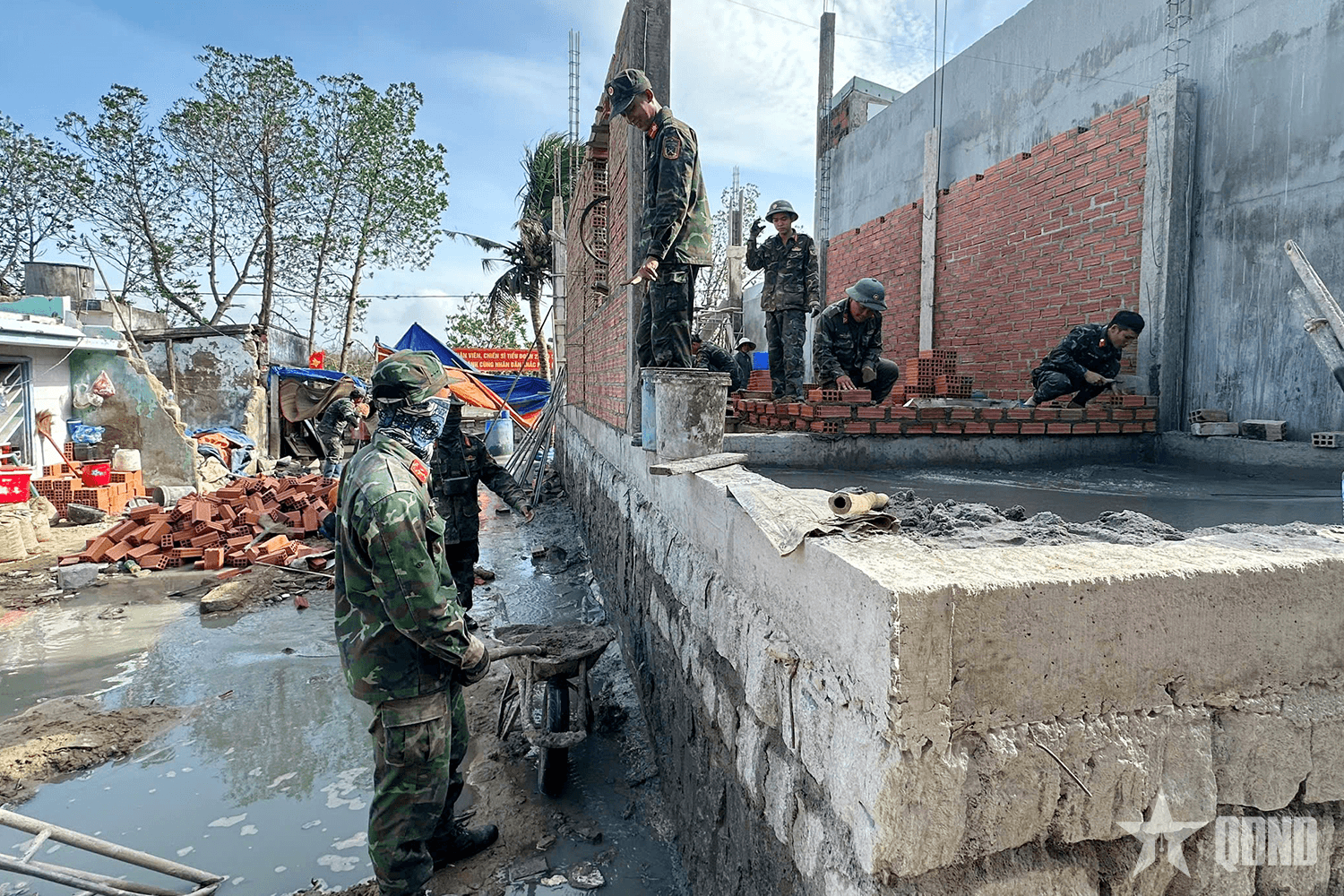 Ngày nghỉ làm nhà giúp dân