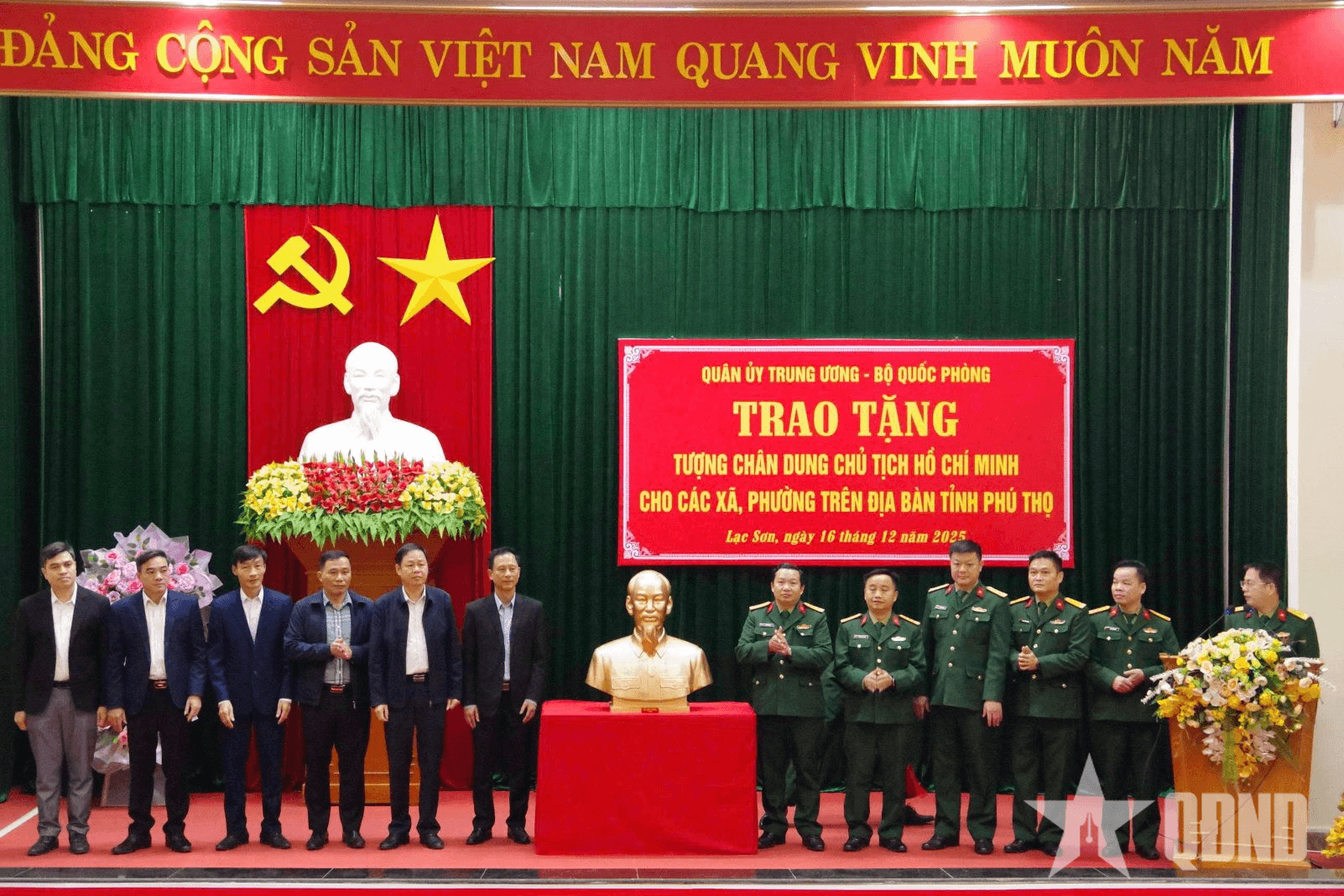 Trao tượng chân dung Chủ tịch Hồ Chí Minh tặng các đơn vị hành chính cấp xã