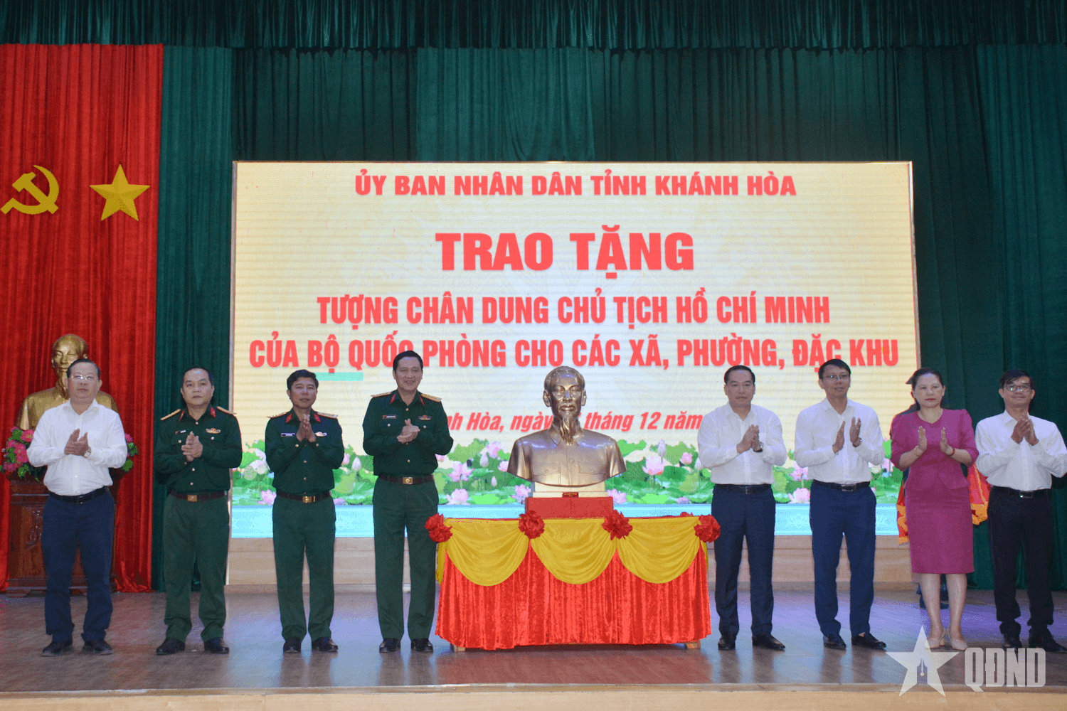 Khánh Hòa trao tượng chân dung Chủ tịch Hồ Chí Minh của Bộ Quốc phòng tặng các xã, phường, đặc khu