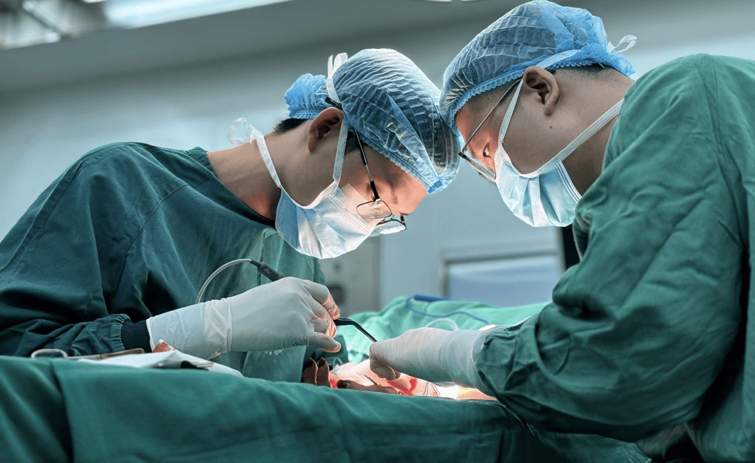 Nối thành công 4 ngón tay gần đứt rời cho bệnh nhân