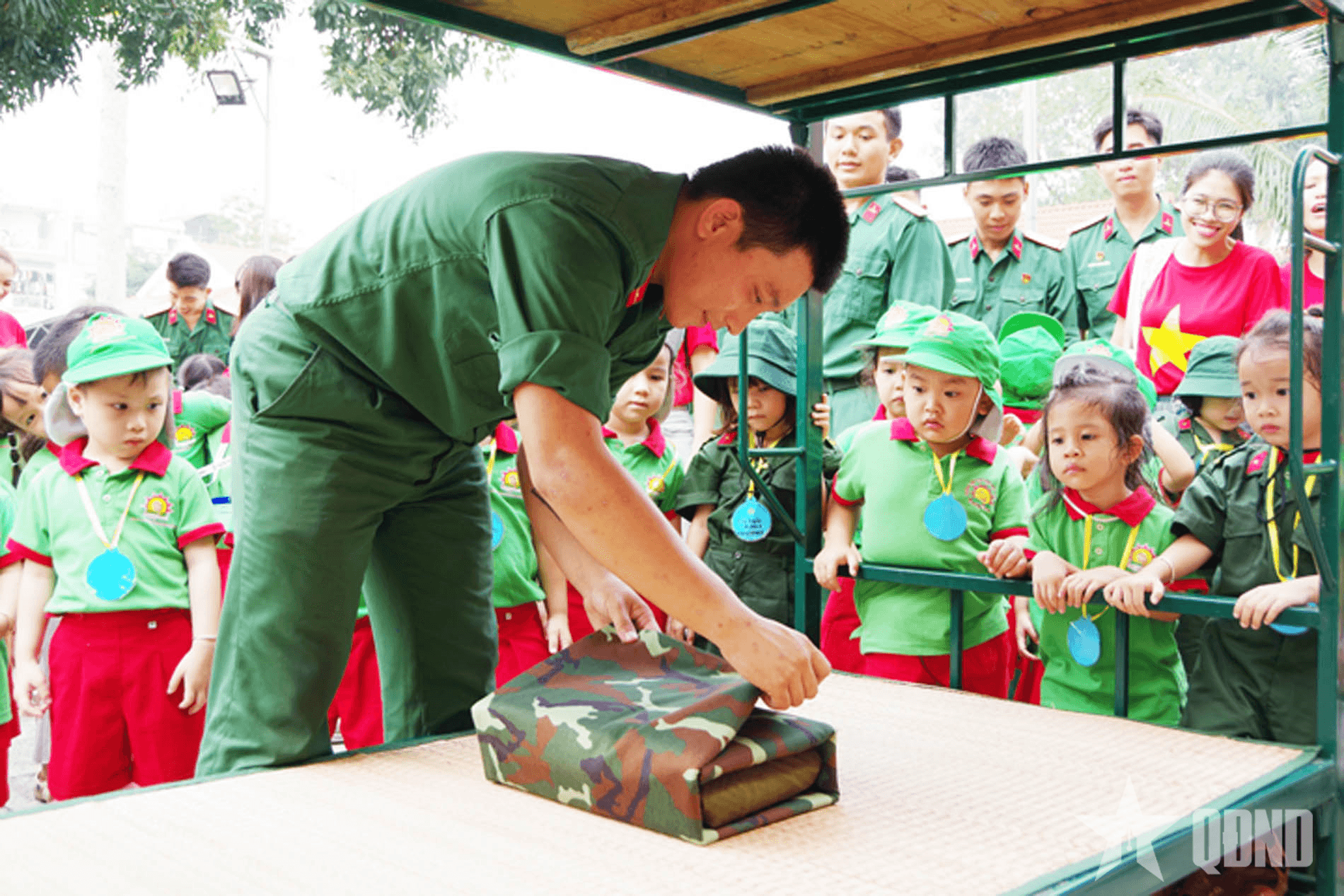 Giao lưu, trải nghiệm làm chiến sĩ ở Lữ đoàn Phòng không 77 (Quân khu 7)