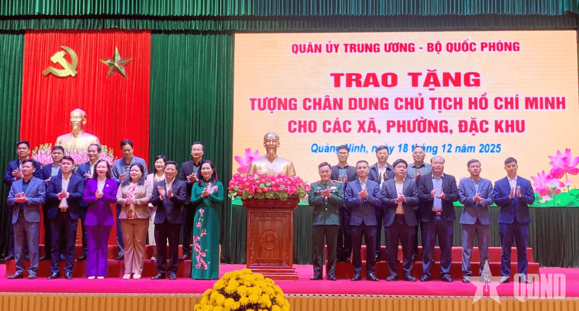 Quảng Ninh: Trao tượng chân dung Chủ tịch Hồ Chí Minh tặng các xã, phường, đặc khu