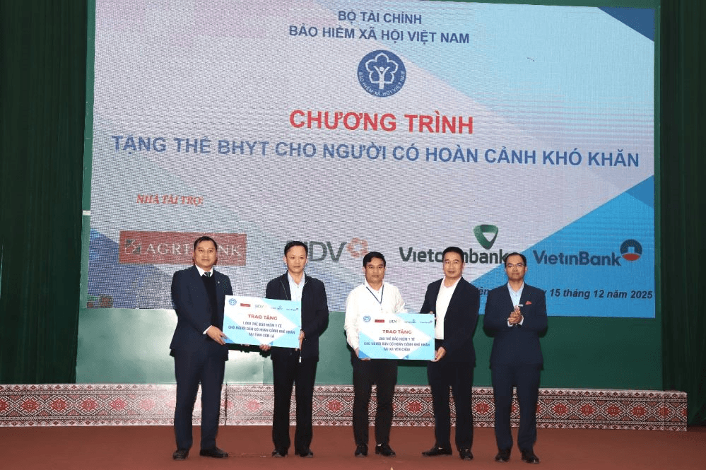 Agribank tặng gần 8.000 thẻ bảo hiểm y tế cho người có hoàn cảnh khó khăn trước thềm năm mới