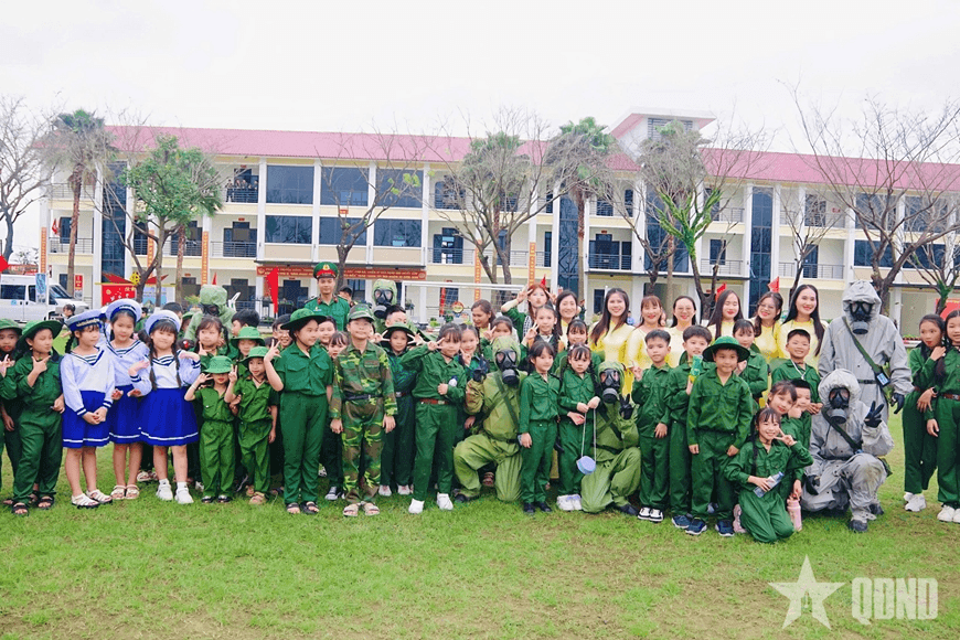 “Em là chiến sĩ tí hon”