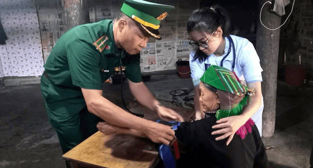Nghĩa tình thầy thuốc quân hàm xanh nơi bản làng biên giới