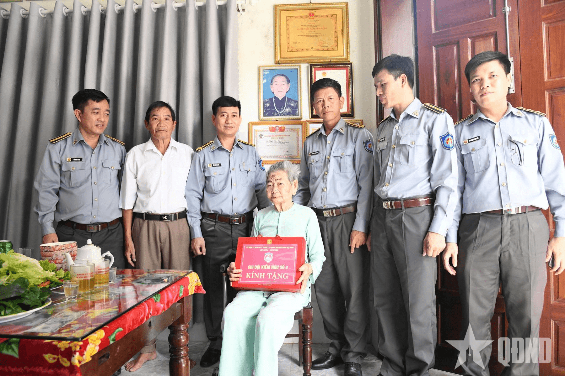 Chi đội Kiểm ngư số 3 tổ chức “Bữa cơm tri ân” tại gia đình Bà mẹ Việt Nam anh hùng