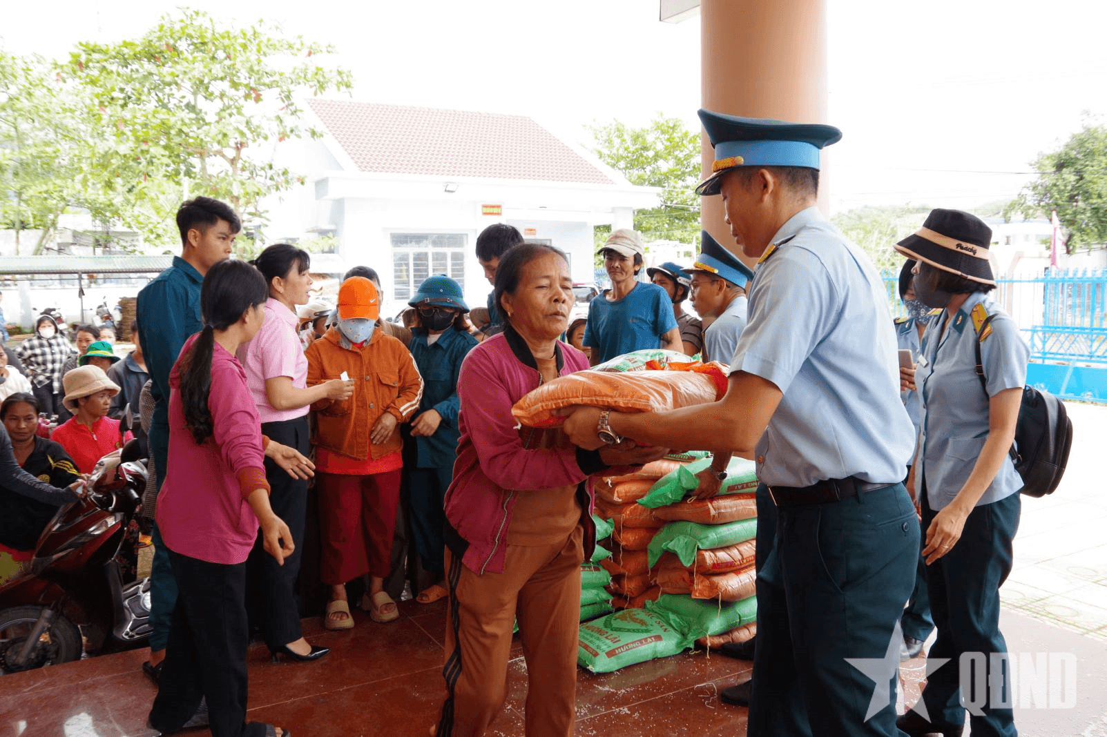 Ở nơi lũ đi qua, nghĩa tình còn đọng lại