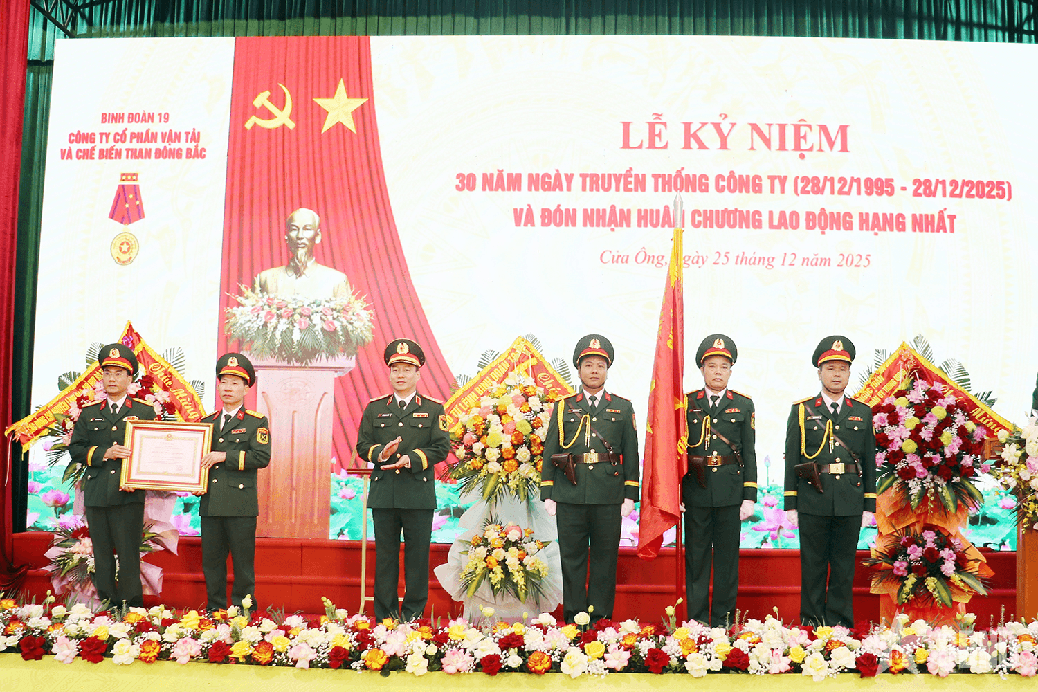 Công ty Vận tải và Chế biến than Đông Bắc (Binh đoàn 19) đón nhận Huân chương lao động hạng Nhất