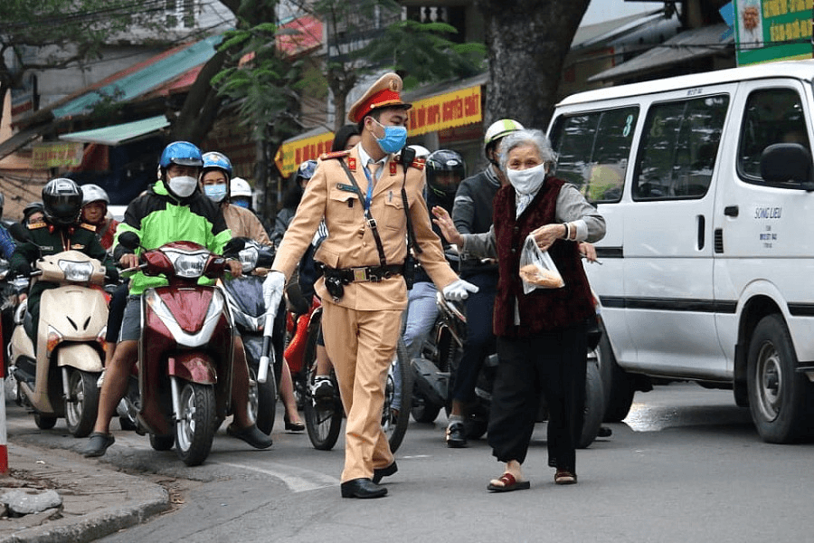 Pháp luật quy định như thế nào về người đi bộ; trẻ em, phụ nữ mang thai, người già yếu, người khuyết tật khi tham gia giao thông đường bộ?