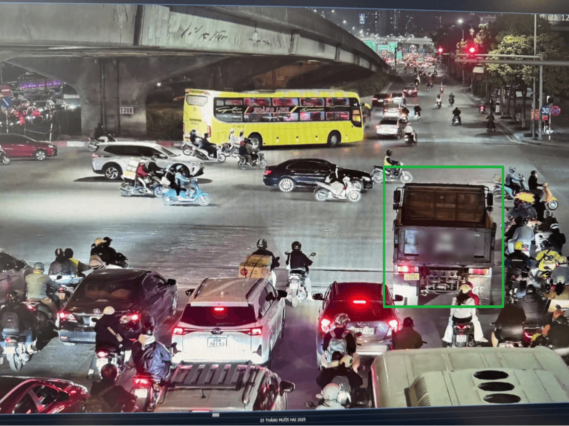 Qua camera AI, cảnh sát giao thông xử lý hàng loạt xe tải trong giờ cao điểm