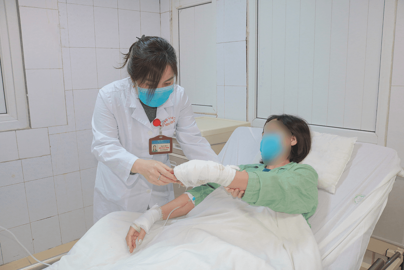 Bệnh viện E: Cấp cứu bệnh nhân bị bỏng nặng do sử dụng hóa chất thông bồn cầu phát nổ