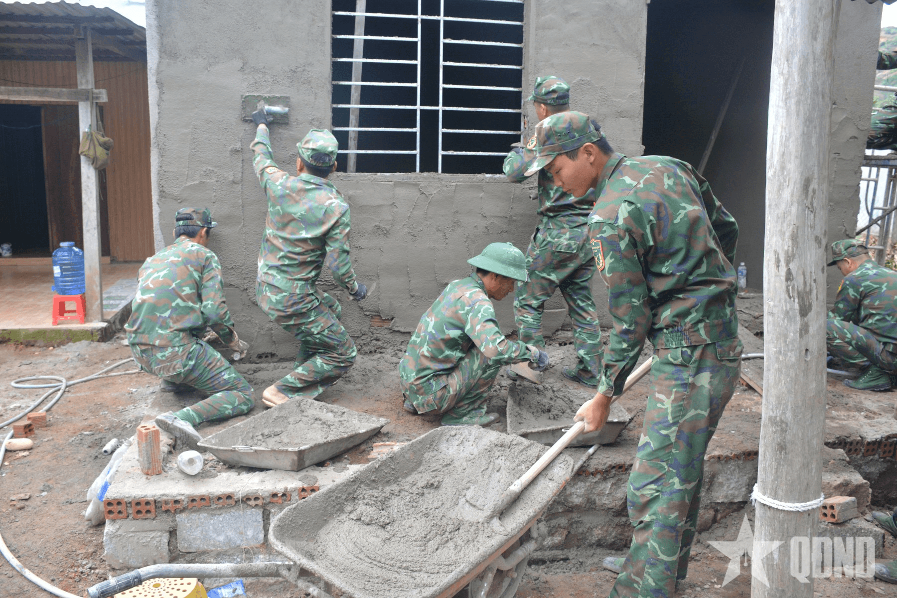 Bộ đội Lữ đoàn Đặc công nước 5 ngày nghỉ làm nhà giúp dân