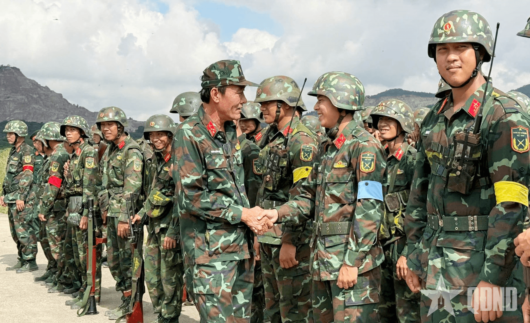 Rèn kỹ năng tác chiến trên địa hình phức tạp