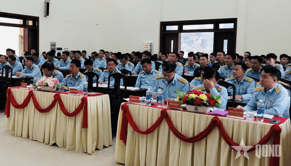 Lãnh đạo, chỉ huy Sư đoàn 375 đối thoại dân chủ với cán bộ, chiến sĩ khối Trung đoàn bộ 290