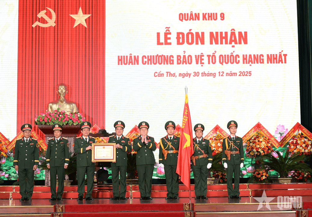 Đại tướng Nguyễn Trọng Nghĩa dự Lễ đón nhận Huân chương Bảo vệ Tổ quốc hạng Nhất của Lực lượng vũ trang Quân khu 9