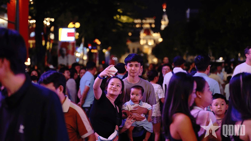TP Hồ Chí Minh: Người dân "nức lòng" chiêm ngưỡng pháo hoa đón chào năm mới