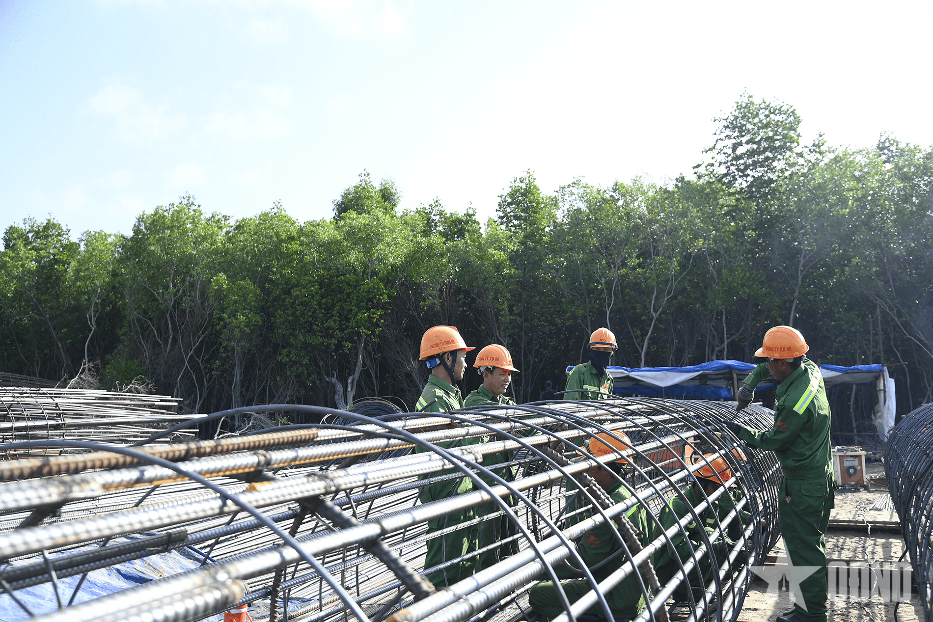 Công nhân Binh đoàn 12 bám công trường xuyên Tết, thúc tiến độ cao tốc miền Tây